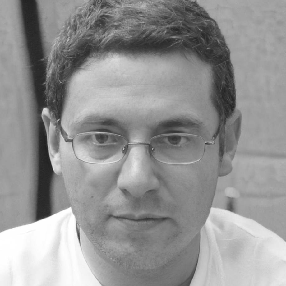 Experto en metodología traloventhira revisando datos de inversión inmobiliaria